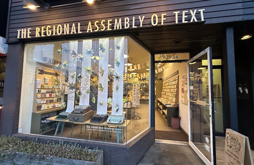 バンクーバーにある文房具店The Regional Assembly of Textの外観