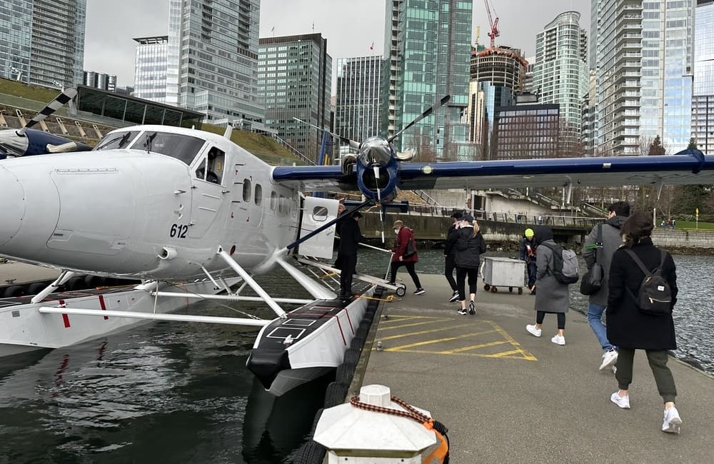 バンクーバー港から出発する水上飛行機