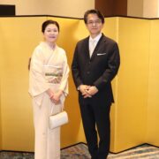 天皇誕生日祝賀レセプションで来賓を迎えられる在バンクーバー日本国総領事館丸山浩平総領事と御夫人
