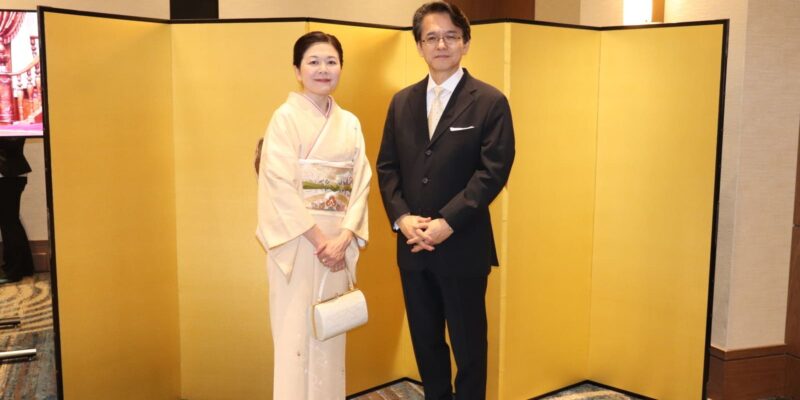 天皇誕生日祝賀レセプションで来賓を迎えられる在バンクーバー日本国総領事館丸山浩平総領事と御夫人