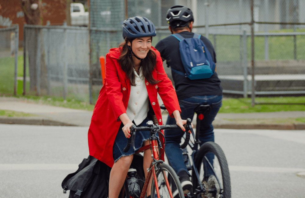 自転車で通勤する様子