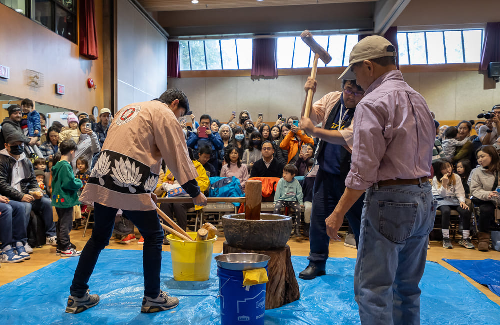 日系文化センター・博物館での餅つきの様子