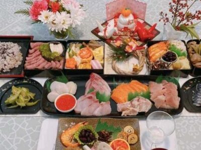 おせち料理の並ぶ食卓の様子