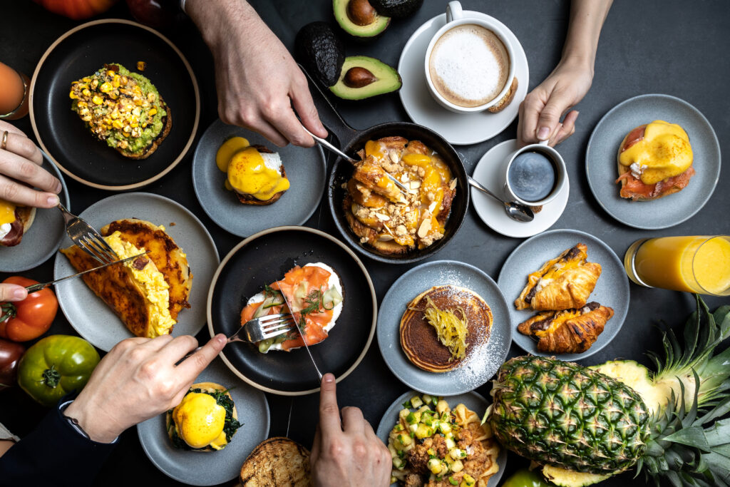 コールドプランジの後はアークレストランで豪華ビュフェ