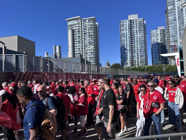 W杯カナダ快挙。BC Placeから出るカナダサポーターたち（Photo Vancouver 102)