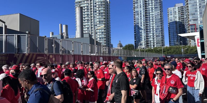 W杯カナダ快挙。BC Placeから出るカナダサポーターたち(Photo Vancouver 102)