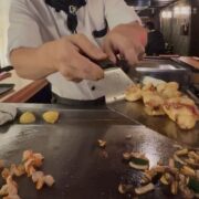 は、バンクーバー・ダウンタウンのアルバーニストリートに位置する老舗鉄板焼きレストラン