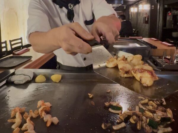 は、バンクーバー・ダウンタウンのアルバーニストリートに位置する老舗鉄板焼きレストラン