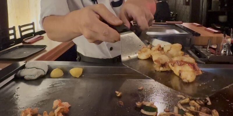 は、バンクーバー・ダウンタウンのアルバーニストリートに位置する老舗鉄板焼きレストラン