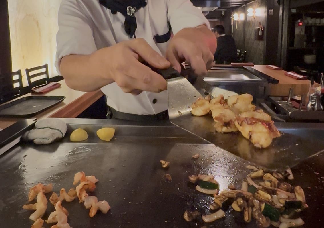 は、バンクーバー・ダウンタウンのアルバーニストリートに位置する老舗鉄板焼きレストラン