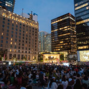 バンクーバーダウンタウン美術館前。大人気の無料野外映画