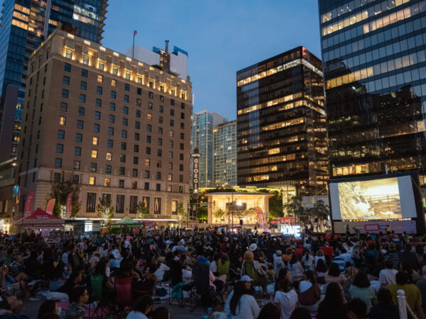 バンクーバーダウンタウン美術館前。大人気の無料野外映画