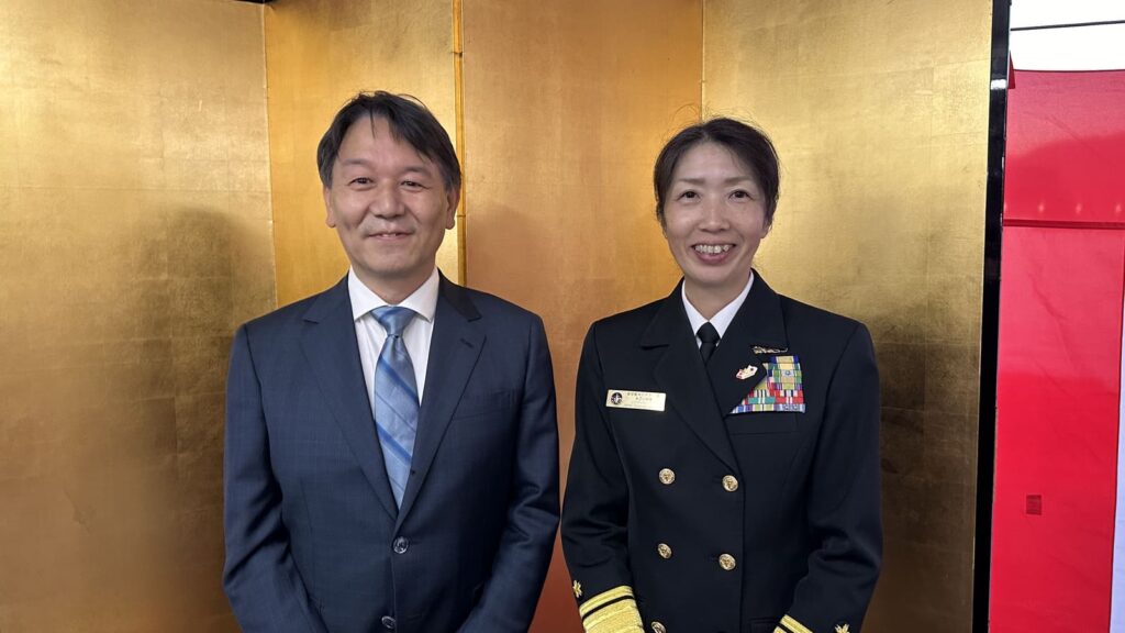 在バンクーバー日本国総領事館・高橋良明総領事(左)と練習艦隊司令官 海将補・東良子(あずま・りょうこ)氏(右)