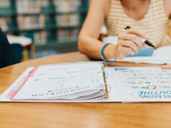 バンクーバー留学中に語学学校が閉校したら?留学生向け支援制度と対応窓口