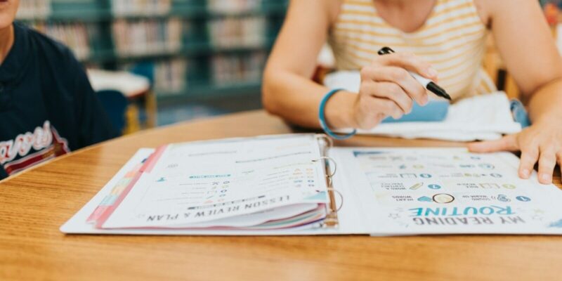 バンクーバー留学中に語学学校が閉校したら？留学生向け支援制度と対応窓口